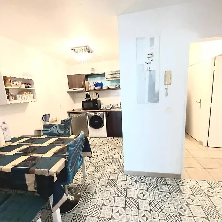 3 Bedrooms 8-9P -2 Parkings, 2 Tv アパート モンテヴラン